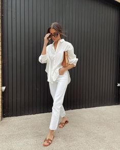 Quiet Luxury Fashion Summer, Witte Jeans Outfit, Outfits For Traveling, Linen Shirt Outfit, White Shirt Outfits, Classic Vibe, 2024 Style, Style Casual Chic, Sandals Outfit