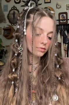 Braided Fairy Hairstyles, Hairstyles To Give Volume, Whimsigoth Hair Accessories, Few Braids Hairstyles, Hairstyles With Hair Charms, Easy Braids With Beads, Hair Charm Hairstyles, Hippy Braids, Fairy Braids Hairstyles