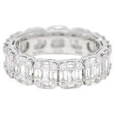 a white gold ring with baguetts and diamonds