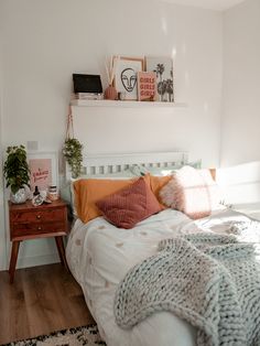 Select a wall color that will go well with your bedroom's theme. There are plenty of bedroom ideas that one can use to choose the furniture for your bedroom. Vegetable Template, Idea Bilik Tidur, Green Countertops, Reka Bentuk Bilik Tidur, Teenage Room Decor, Bedroom Details, College Bedroom, Hiasan Bilik Tidur, Dorm Room Inspiration