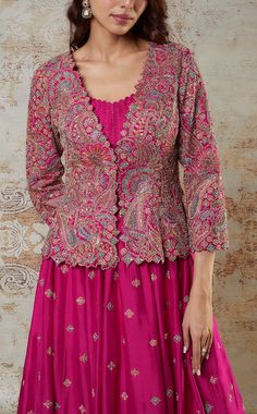 #lehangalove #lehangainspo #jacketandlehangainspo Lehanga With Jacket Blouse, Lehnga Jacket Outfit, Heavy Traditional Indian Dresses, Jacket Pattern Dress Indian, Mrg Outfit For Women, Jacket Suit Designs For Women, Traditional Jackets For Women, Lehenga Kurti Designs, Lengha With Jacket