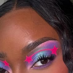 Mykaila Michelle on Instagram: "stargirl 💜🪐✨ day 2 of creative makeup until I reach 100k! color combo ib @lanayanette ♡ 𝕡𝕣𝕠𝕕𝕦𝕔𝕥 𝕕𝕖𝕥𝕒𝕚𝕝𝕤 ♡ 𝕓𝕣𝕠𝕨𝕤 ♡ @maybelline brow pen 𝕖𝕪𝕖𝕤 ♡ @blendbunnycosmetics sugar and grunge palette @glisten_cosmetics x @wendysworld_xox graphic liner palette @velourbeautyofficial individual lashes @makeupamurder eye primer #creativemakeup #eyeshadowlook #graphicliner #colorfulmakeup #makeupartist" Makeup Inspiration Colorful, Makeup Ideas Graphic Liner, Graphic Eye Looks, Eye Looks Colorful, Graphic Eyeshadow Looks, Easy Creative Makeup Looks, Colorful Liner Makeup, Cool Graphic Liner, Face Paint Makeup Looks