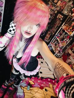 #emo #scene #scenekid #emostyle #2000s #y2k #2014 T#2011 #alt #alternative #alternativefashion #hottopic Scenecore Girl, Scene Kid Hair, 2011 Aesthetic, Long Scene Hair, Scene 2000s