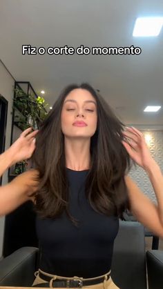 ✨Veja essa tendência de cabelo do momento! 😊Pensando e cortar pra ficar igual ela? 😍Comenta aqui embaixo! Não esquece o 💖 e compartilhe esse Pin!😘     aparencias, esteticas femininas, linda 2024, cabelo fino corte, super elegante Asian Long Hair, Corte Long Bob, Long Haircut, Cortes De Cabello, Haircuts For Long Hair With Layers, Oval Face Haircuts, Hair Inspiration Long, Short Brown Hair