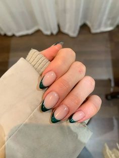 Green French Tip Nails Ideas, Green Nails Acrylic Almond French Tip, French Emerald Green Nails, Forest Green Tip Nails, Forest Green Tips Nails, Forest Green Nails French Tip, French Green Tip Nails, Hoco Nail Ideas Green Dress, French Nails Green Tips