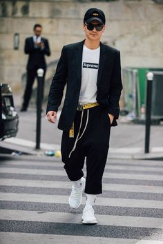 White Street Style, Latest Mens Wear, Paris Fashion Week Men, Street Style 2017, Outfits Hombre, Streetwear Mode, Mens Spring Fashion, Paris Fashion Week Street Style, Mens Fashion Urban