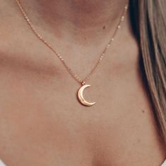 Complete your perfect look with the moon necklace from Vielring. The minimalist half moon necklace gold belongs to our necklace category. The perfect gift for you or a loved one. ∙Within Germany, shipping is free and will be sent within one working day∙. - Material: solid 925 sterling silver, 18k gold-plated - Length: 45 cm - Width: 1,5 mm - Finish: sterling silver ∙ 18k gold plated - All our items are made by hand, with love and care.♡ ∙Packaging∙ - All orders are packed by us in a high-quality "multi-ring" jewellery bag.♡ ∙More from us∙ https://www.etsy.com/de/shop/Vielring ∙Social Media∙ - Instagram: https://www.instagram.com/vielring - Facebook: https://www.facebook.com/vielring - Pinterest: https://www.pinterest.de/Vielring/_shop - TikTok: https://www.tiktok.com/@vielring Thank you so Dainty Moon Necklace, Moon Necklace Gold, Crescent Moon Necklace Gold, Half Moon Necklace, Minimalist Necklace Gold, Multi Ring, Gold Moon Necklace, Necklace Gold Chain, Necklace Moon