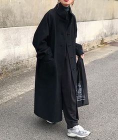 Effortlessly Chic Outfits, Womens Fashion Inspiration, Fashion Victim, Warm Outfits, Coat Fashion, Minimal Fashion, Black Coat