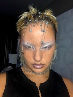 Trash Makeup Look, Safety Pin Hairstyles Alt, 90s Rave Makeup Looks, Berlin Rave Makeup, Queer Rave Fashion, Modern Punk Hair, Gender Neutral Makeup Looks, Queer Rave Outfits, Barbed Wire Makeup