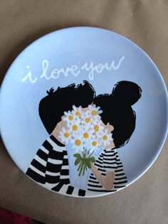 a plate with two people holding flowers on it that says, i love you and the words'i love you '