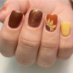 Yellow And Maroon Nails, Fall Nails For Wedding, Fall Nails Sunflowers, Thanksgiving Manicure Ideas, Short Simple Fall Nails, Simple Sunflower Nails, November Nail Ideas Gel, Thanksgiving Acrylic Nails, Fall Sunflower Nails