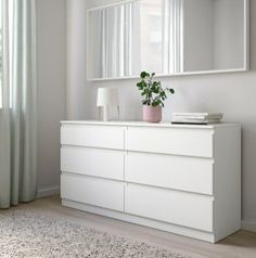 Une commode toute simple au style épuré qui trouve facilement sa place dans une chambre ou toute autre pièce. Il y a de la place pour vos vêtements et le linge de lit. Psst ! N'oubliez pas de la fixer au mur. Kullen Ikea, Kullen Dresser, Ikea Kullen, Bedroom Ikea, Design Ložnic, White Dresser