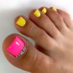 Best Toe Nail Colors To Try Right Now ★ Neon Colors for Toe Nail Rainbow Toe Nails, Easy Toe Nail Designs, Toe Nail Color, Pretty Toe Nails, Green Nail Designs, Summer Toe Nails