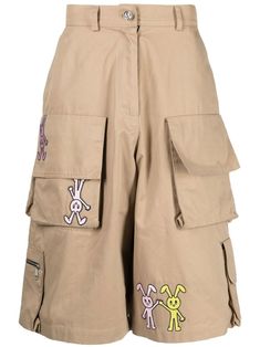 Find NATASHA ZINKO Bunny Cargo Shorts on Editorialist. beige stretch-cotton logo patch to the rear illustration-style print belt loops front button and zip fastening two side slash pockets two front flap pockets two rear patch pockets knee-length When buying this unisex item, keep in mind that it is graded in standard men's sizing. Cute Cargo Shorts, Cargo Shorts Drawing, Patched Clothes, Baggy Cargo Shorts, Bermuda Cargo, Big Pants, Estilo Harajuku, Short Cargo, Modest Casual Outfits