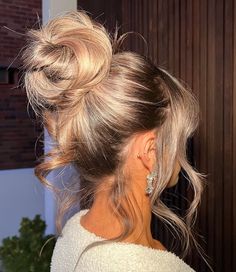 These 20 Cute Summer Hairstyles Will Be Everywhere This Season High Messy Bun, High Bun, Work Hairstyles, Winter Hair Color, Favorite Hairstyles, Winter Hairstyles, Messy Hairstyles