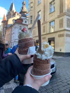 Famous Prague Dessert Trdelnik Prague, Prague Czech Republic Winter, Prague Nightlife, Prague Winter, Nightlife Outfits, Prague Christmas, Prague Food