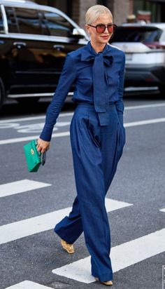 Upscale Street Style, Fashion Week Street Style Ss24, Ss24 Street Style, Outfit Ideas Navy Blue, Fashion Week Street Style 2024, Summer Work Outfits Women, Street Fashion 2023, Navy Blue Outfit Ideas, Chic Street Styles