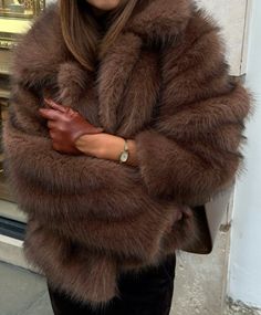 Winter Outfits Matilda Djerf, Quiet Luxury Essentials, Brown Aesthetic Clothing, Chic Elegant Outfits, Brown Winter Outfit, Style Tricks, Espresso Yourself, Brown Fur Coat