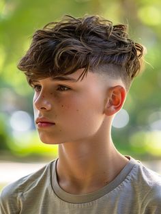 The Textured Crop is a popular choice among teens looking for a short hairstyle that offers both style and ease. Featuring choppy layers and often styled with a matte finish, this haircut is perfect for those who prefer a low-maintenance, yet trendy look. It suits a wide range of face shapes, particularly those with angular features, enhancing the cheekbones and jawline. Boys Hairstyles Trendy, Boys Curly Haircuts, Trendy Boys Haircuts, Boys Fade Haircut, Haircuts For Boys, Teen Haircuts, Teen Boy Haircut, Boy Haircuts Short