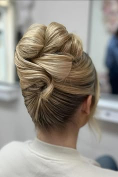 52 Gorgeous Wedding Hairstyles – Trendy Ideas for 2024 Princess Kate Updo, Greek Updo, Wedding High Bun, Volume Updo, High Bun Updo, Romantic Updo Hairstyles, Hairstyles Model, Gorgeous Wedding Hairstyles, Voluminous Updo