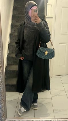 Hijab outfot inspo, off shoulder jumper woth wife leg jeans Off Shoulder Jumper Outfits, Pullover Hijab Outfit, Hijab Sweater Outfit, Off The Shoulder Jumper Outfits, Hijabi Uggs Outfit, Wife Leg Jeans, Hijabi Off The Shoulder Sweater, Sweater Hijab, Off The Shoulder Sweater Outfit