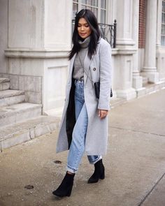 Long Grey Coat Outfit, Grey Coat Outfit Winter, Grey Coat Outfit, Mom Jeans Outfit Winter, Mom Jeans Outfit Summer, Long Grey Coat, Winter Coat Outfits, Blue Mom Jeans, Mom Jeans Outfit