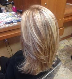 Blonde highlights with copper light! STYLE OF CUT I LIKE - http://bargain-toptrendspint.blackjumpsuitoutfit.tk - Joyeux Noel20 Blonde Lowlights, Hair Color Blonde Highlights, Dunner Wordend Haar, Hair Color Highlights, Trendy Hair Color, Cool Hair Color