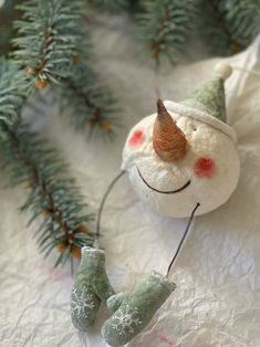 Ватные елочные игрушки от Надежды "AmoreMioDoll" | VK Paper Clay, Memorial Keepsakes, Handmade Wire, Diy Christmas Ornaments, Retro Christmas, Clay Art, Needle Felting, Art Dolls, Christmas Time