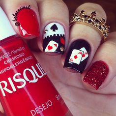 Unhas decoradas a mão. Unha vermelha, com preto, glitter vermelho e branco. Decoração de jogo de carta, baralho. Esmalte Desejo da Risqué. Por @belacacineli Nails Design Black And White, Cards Nail Art, Nails Design Black, Black And White Rings, Glitter Polish, Nail Red