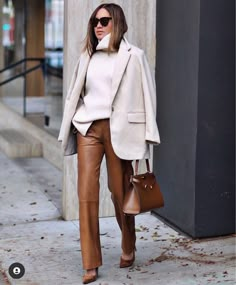 Brown Leather Pants Outfit, Brown Leather Pants, Chique Outfit, Leather Pants Outfit, Fashion Trends Winter, Brown Pants, Winter Trends, Leather Trousers