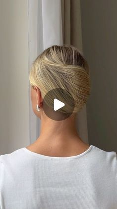 Stine Eleonora Honoré on Instagram: "30 SECOND FRENCH TWIST (GUIDE BELOW)

French Twist steps: 
1. Collect your hair in a ponytail 
2. Twist your hair around your two left fingers and keep the ends down with your right hand 
3. Push the ends under the twist to hide them away 
4. Pull hair up to cover the twist 
5. Secure with bobby pins 
6. Fix the twist at the end for a sleek look 
7. Voila - you’re done! 

#frenchtwist #easyhairstyles #hairstyles #quickhairstyles #brideshair #brideshairstyle #everydayhairstyle #easyhairstyles" How To French Twist Hair, How To Do A French Twist, French Twist With Curls On Top, French Twist Clip, French Twist Pin, Voluminous French Twist, French Twist With U Pin, Hair In A Ponytail, French Twist Hair