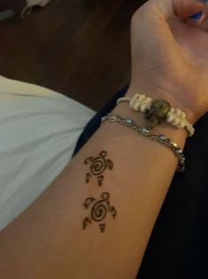 ♡ Cute Mini Tats, Cute Hannah Designs, Mini Beach Tattoos, Cute Ocean Tattoos, Ocean Henna, Ocean Spine Tattoo, Coastal Tattoos, Tattoos Ocean, Hanna Tattoo