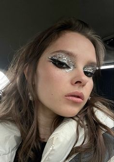 Silver Glitter Makeup Looks, Rave Makeup Glitter, Eyeliner With Glitter, Whimsical Makeup, Makeup Concert, Glittery Makeup, Moon Costume, Silver Makeup, Rave Makeup