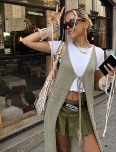 Creative Summer Outfits, Rainy Festival Outfit, Sofia Coelho, Underground Streetwear, Influencer Aesthetic, Fest Outfits, Walking Down The Street, Downtown Outfits, Nashville Outfits