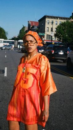 Orange And White Streetwear Outfit, Y2k Outfits Oversized Shirt, Oversized 2000s Fashion, Y2k Rnb Aesthetic, 90s Oversized Shirt Outfit, Y2k Bandana Outfit, Orange Bandana Outfit, 90s Street Fashion Hip Hop, 90 Hiphop Outfit