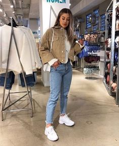 Tendência Chunky Sneakers – Dads sneakers Streetwear Trainers, Moda Over 40, Outfit Goals, Mode Vintage, Mode Inspiration, Winter Fashion Outfits, Audrey Hepburn, Outfits Casuales