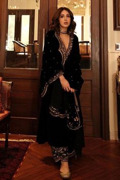 Velvet Suits Women Indian, Sureena Chowdhri, Embroidery Zardozi, Black Velvet Suit, Suits For Women Indian, Kurta Palazzo Set, Velvet Embroidery