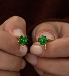 Zircon Stone Green Clover Earrings ♥ ✔️Metal Used: 925 Sterling Silver ✔️Weight : 1,50 Gr ✔️Figure Width: 0,90 Cm ✔️Figure Height: 1,40 Cm ✔️Stone Type : Zircon ✔️Coating : Rose Gold Plated ⚠️Care: It does not darken as long as contact with substances such as Perfume, Water, Alcohol, Cream, Bleach is avoided. -NRZ1158 Dainty Silver Earrings, Clover Green, Clover Earrings, Earrings Dainty, Wedding Jewelry Earrings, Earrings Minimalist, Stunning Earrings, 925 Sterling Silver Earrings, Minimalist Earrings