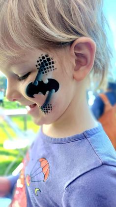 Cheek Art Halloween, Super Hero Face Paint Easy, Easy Boy Face Paint, Boys Face Painting, Batman Face Paint, Face Painting Halloween Kids, Superhero Face Painting