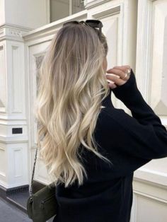 blonde Blonde Hair With Shadow Root And Lowlights, Grown Out Blonde Hair, Party Tips And Tricks, Summer Blonde Hair, Dark Roots Blonde Hair, Party Tips, Dirty Blonde Hair, Schwarzkopf Professional, Dark Blonde Hair