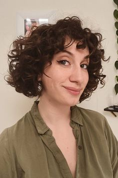 Short curly haircut with bangs for women with defined curls Curly Haircut With Bangs, Curl Products, Haircut With Bangs