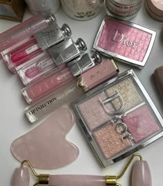 Koleksi Makeup, Penyimpanan Makeup, Summer Vision, Designer Makeup, Alat Makeup, Dior Aesthetic, Dior Girl, Makeup Tip, Makeup Bag Essentials