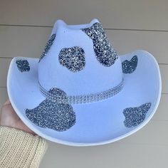 Glitter Cowboy Cowprint Hat! In Perfect Condition And Never Worn! Custom Cowboy Hats, Space Cowgirl, Cowgirl Birthday Party, Rhinestone Projects, Cow Birthday, Fest Outfits, Looks Country, Chapeau Cowboy, Cowgirl Birthday