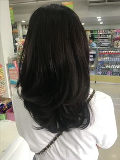 Dark Medium Layered Hair, Cute Haircuts Black Hair, Straight Medium Length Layered Hair, Haircut Black Hair Medium, Black Midlength Haircuts, Black Hair Shoulder Length Layers, Soft Layers Black Hair, Black Shoulder Length Hair Straight, Straight Black Hair Medium Length