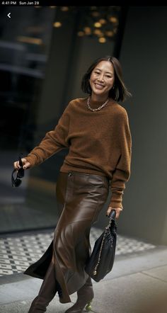 Brown Leather Skirt Outfit, Mode Monochrome, Working Wardrobe, Brown Leather Skirt, Leather Skirt Outfit, New York Fashion Week Street Style, Nyfw Street Style, Brown Outfit, Mode Casual