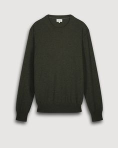 Men's round-neck sweater with visible stitching. Ribbed edges at the collar, cuffs and waistband. Cashmere Sweater Men, Visible Stitching, Round Neck Sweaters, Green Wool, Style Chic, Cashmere Sweaters, Summer Collection, Forest Green, Neck Sweater