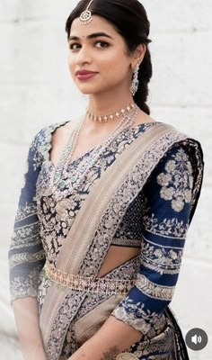 Diamond Oddiyanam Designs, Diamond Oddiyanam, Wedding Wear Pakistani, Green Blouse Designs, Diamond Belt, Blue Blouse Designs, Designer Sarees Wedding, Long Tunic Dress, Saree Wearing Styles