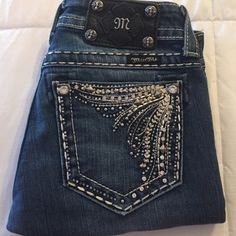 Jean Pocket Designs Diy, Jeans Back Pocket Design Embroidery, Jeans With Gemstones, Jeans With Beads, Jeans Back Pocket Embroidery, Badazzel Jeans