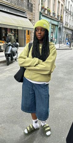 Colourful Baggy Outfit, Poses For Outfit Pictures, Simple Streetwear Outfit Ideas, Full Body Outfits, Clairo Outfits, Outfit With Blue Jeans, Denim On Denim Outfits, Long Shirt Outfits, Style Black Women