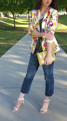 floral blazer with cropped jeans and heeled sandals for a Spring outfit Flower Blazer Outfit, Blazer Batik, Floral Pants Outfit, Flower Jacket, Fashion Boards, Blazer Outfits Casual, Sephora Sale, Outfit 2023